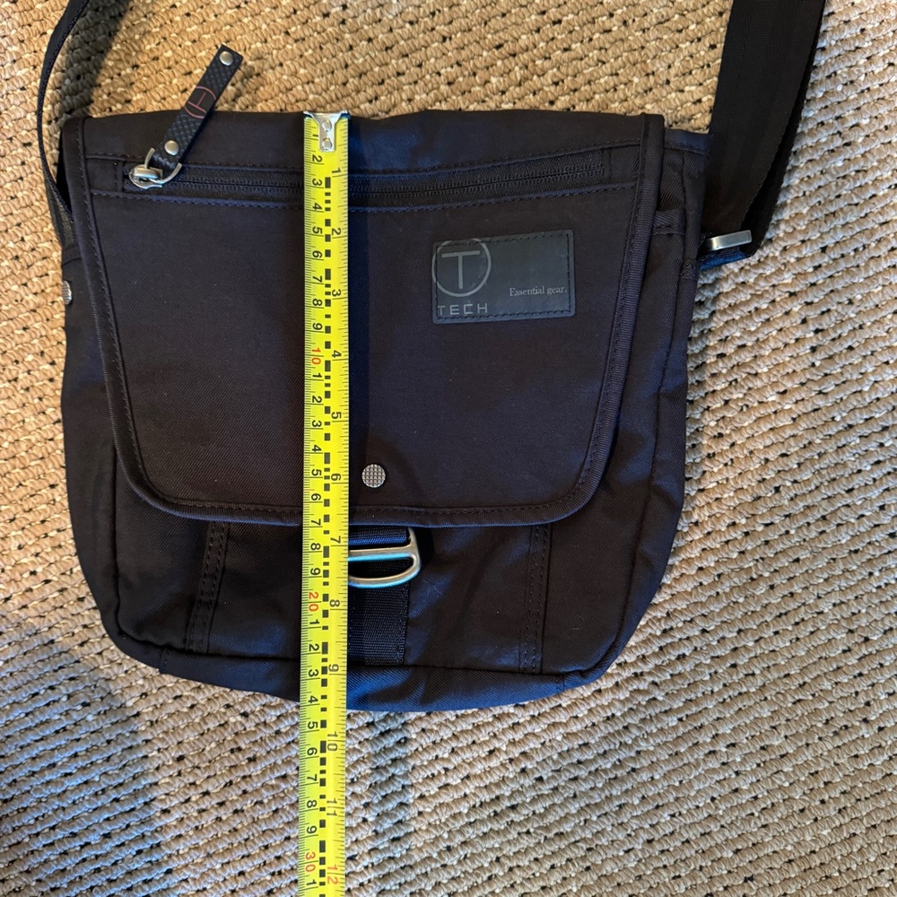 TUMI. Tech black crossbody bag for men or women - Picture 13 of 14